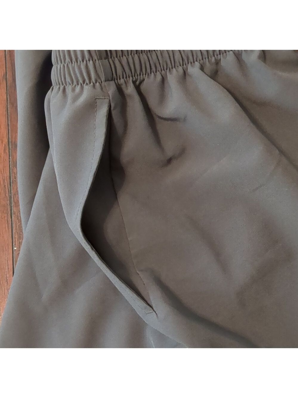 2 pockets and Elastic drawstring waistband - Picture 4 of 6